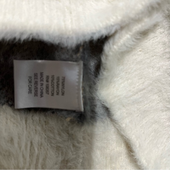 Plaid Patterned women’s Sweater - Picture 9 of 9